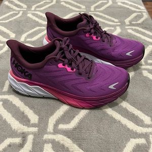 Hoka Arahi 6- New worn once women’s size 9